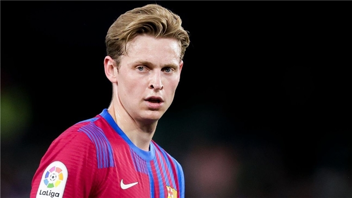 Frenkie de Jong: Manchester United open talks to sign Barcelona midfielder