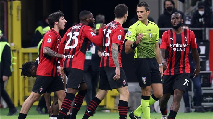 Milan slip up with Udinese to open door to title rivals