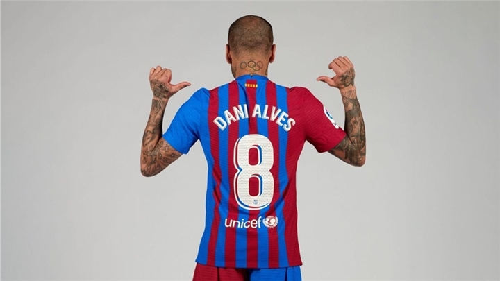 Danny Alves in slippers at the Barcelona introductory ceremony!
