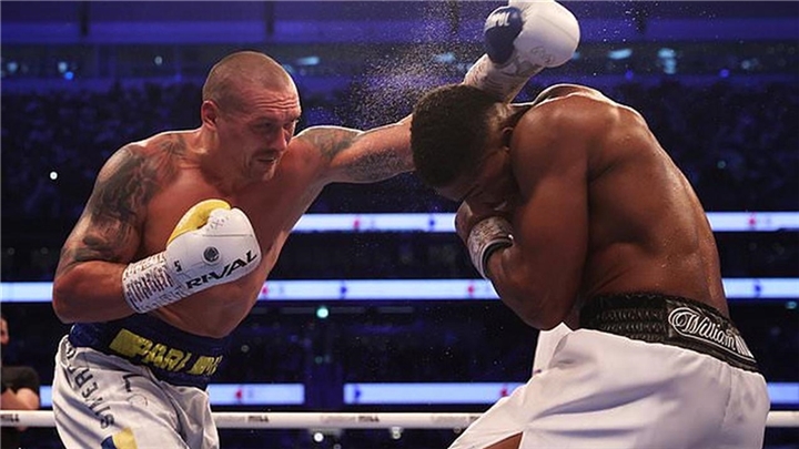 Heavyweight champ Usyk trains with Ukrainian football team ahead of debut