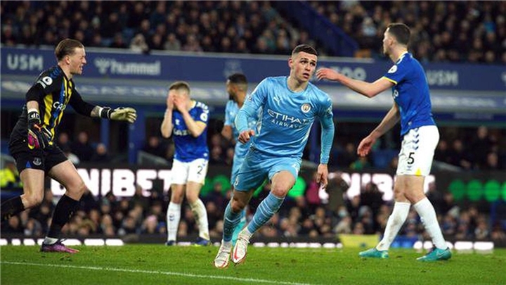 Manchester City march on after narrow victory at Everton